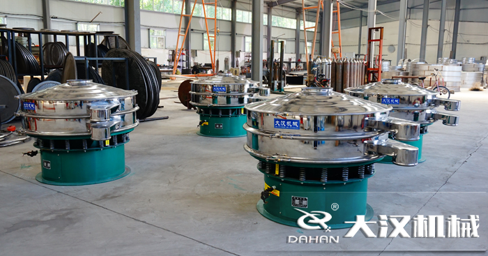 磨料振動篩的工作原理：是由直立電機作為激振源，用來幫助物料進行運動并且實現，理想的分級除雜效果。