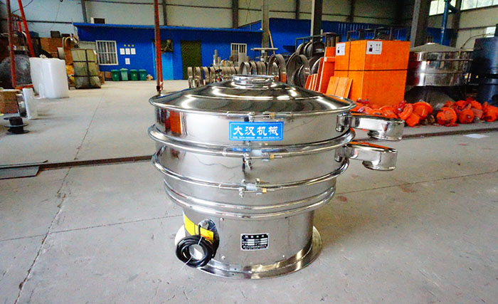 全不銹鋼振動篩采用304不銹鋼材質，利用不銹鋼材質的耐氧化，防腐蝕的特點，實現(xiàn)物料的篩分目的。