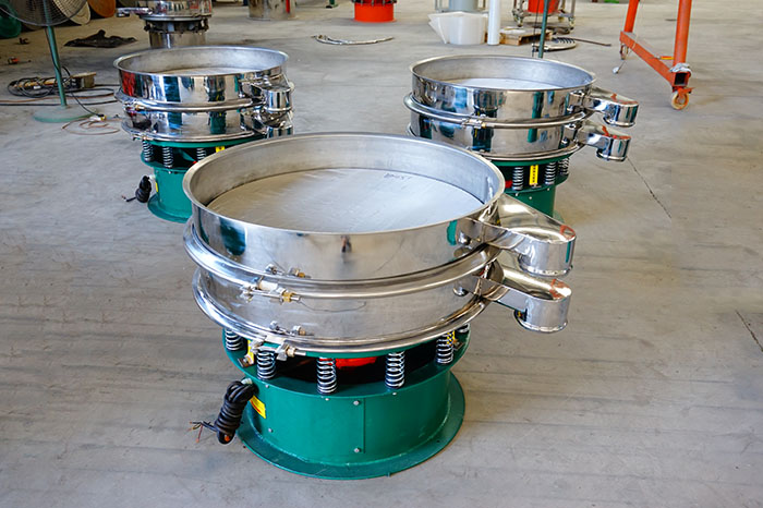 玉米淀粉振動篩分機的特點：產品的振動頻率高，振幅大，可篩分物料比較廣泛，采用304不銹鋼材質，對于物料篩分有一定的優勢。