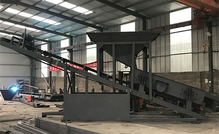 振動篩沙機(jī)產(chǎn)品概述:該產(chǎn)品比較適合河道篩沙,沙場篩沙,篩分效率高,經(jīng)久耐用,不易損壞。